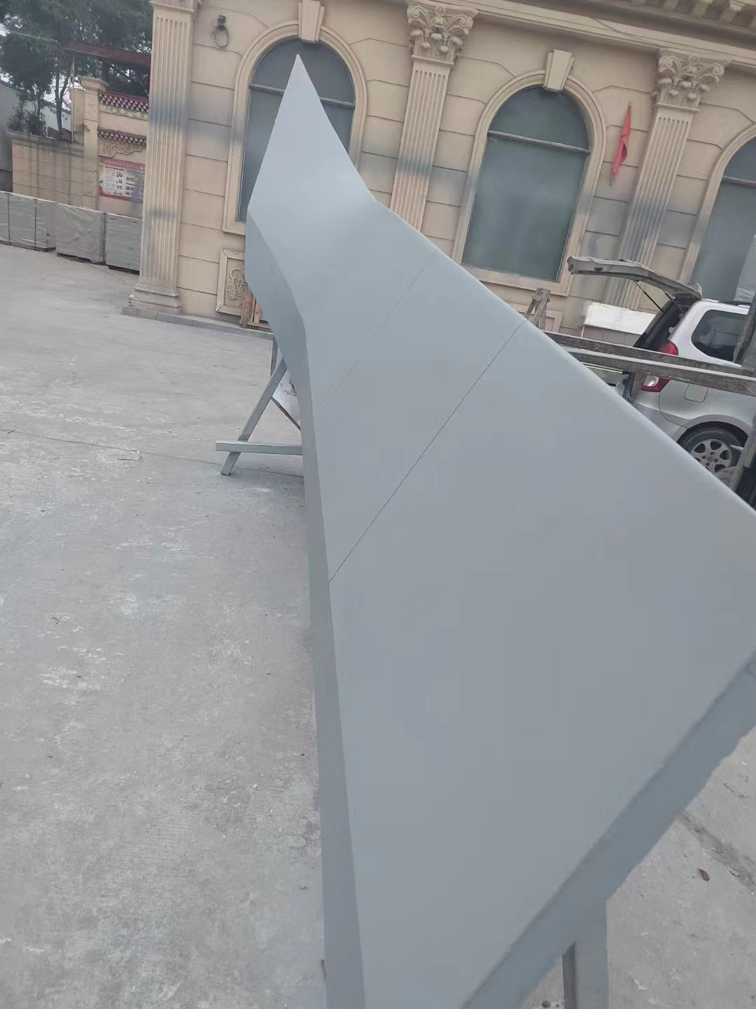 開槽的尺寸應(yīng)根據(jù)GRC掛板的厚度和安裝要求進(jìn)行確定