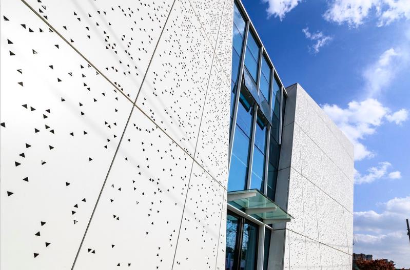 【貴州grc外墻掛板】打造堅(jiān)固耐用的GRC掛板：質(zhì)量度不容忽視